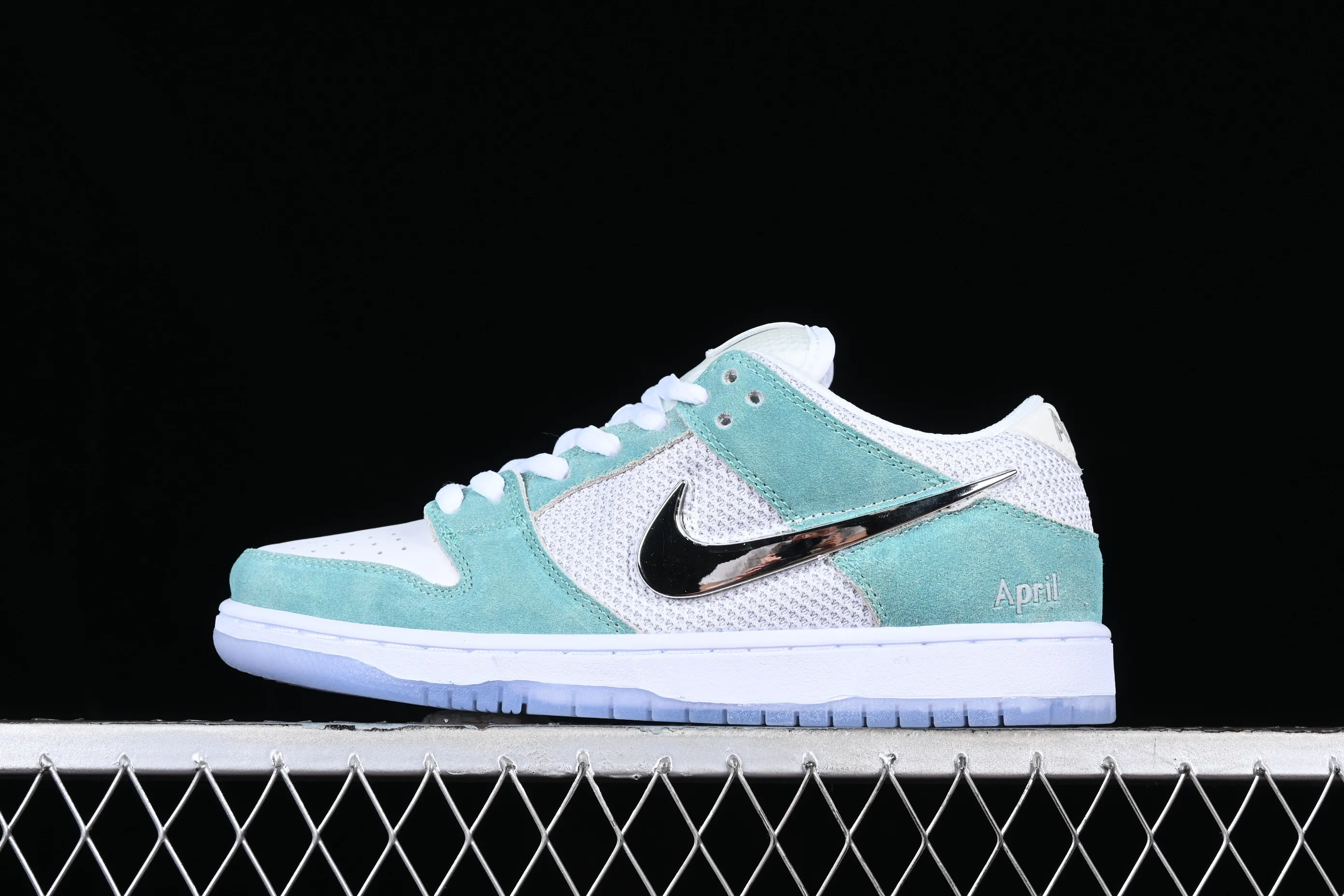All categories Nk SB Dunk Series Nk SB Dunk Low low-top sneakers F version April Skateboards x Nk SB Dunk Low joint model Frozen Rose SB smashed backboard fashion casual sneakers FD2562-400